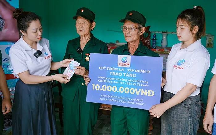 Một nhóm người đang thảo luận về cờ bạc có trách nhiệm và các nguồn lực hỗ trợ.