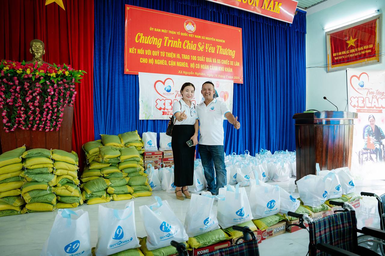 Hình ảnh minh họa các tổ chức hỗ trợ cờ bạc, với biểu tượng điện thoại, cộng đồng và bàn tay giúp đỡ